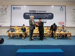 Dubes Inggris Bagi-bagi Ilmu Pembelajaran Digital ke Santri Gontor