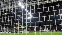 Inter membuka skor pada menit ke-21 ketika Brozovic melepaskan sepakan melengkung ke pojok atas gawang tanpa bisa dihalau Gabriel. Reuters/Daniele Mascolo.