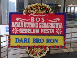 Viral, Pria Tagih Utang Pakai Karangan Bunga di Pesta Pernikahan