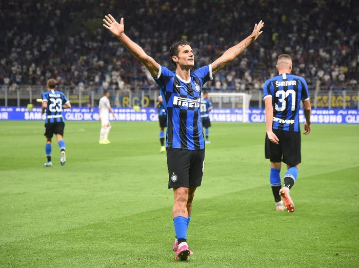 Soccer Football - Serie A - Inter Milan v Lecce - San Siro, Milan, Italy - August 26, 2019   Inter Milans Antonio Candreva celebrates scoring their fourth goal   REUTERS/Daniele Mascolo