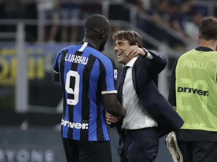 Inter Milan's head coach Antonio Conte hugs Romelu Lukaku after the Serie A soccer match between Inter Milan and Lecce at the San Siro stadium, in Milan, Italy, Monday, Aug. 26, 2019. (AP Photo/Luca Bruno)