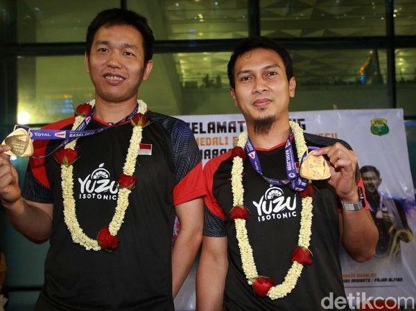 Kalung Bunga Sambut Hendra/Ahsan di Tanah Air