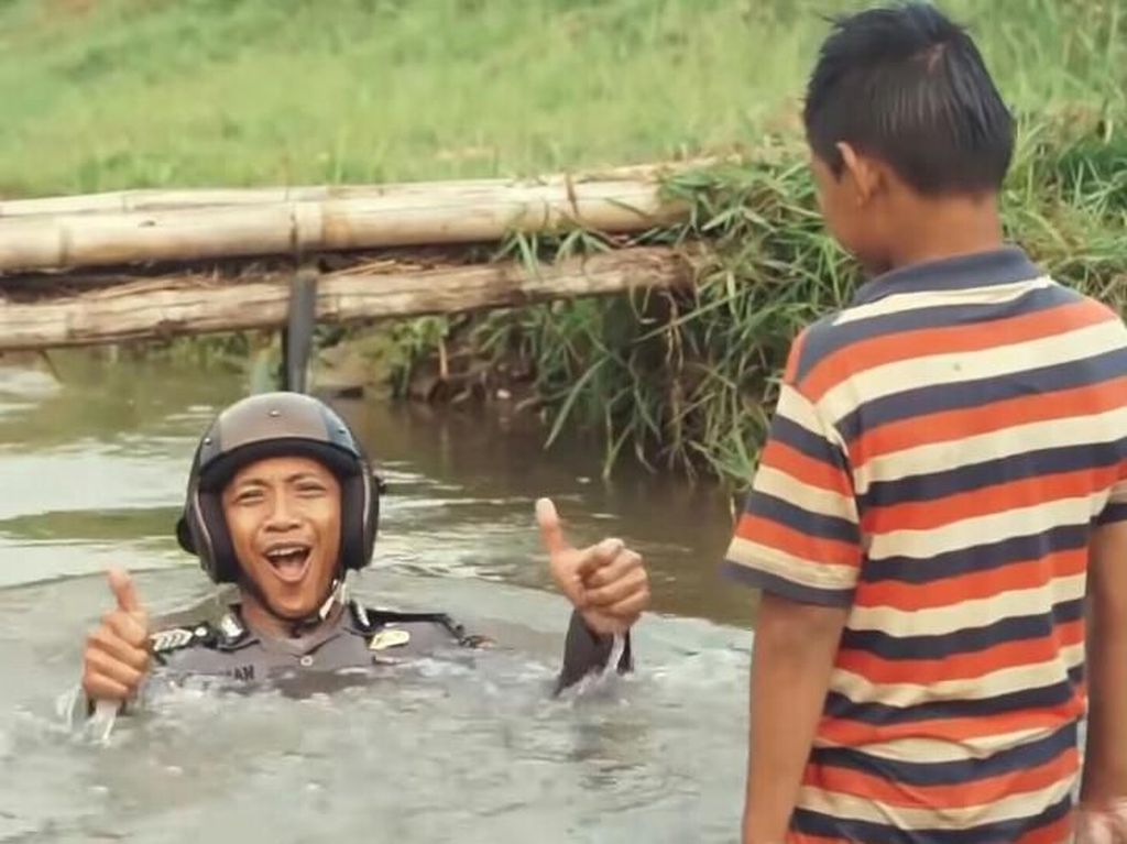 Pak Bhabin Sosialisasikan Program Polri Melalui Film Pendek Lucu Pak Bhabin Sosialisasikan Program Polri Melalui Film Pendek Lucu
