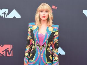 Fans Taylor Swift Geram Idolanya Diolok Vokalis Tool