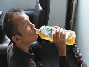 Pria Ini Minum Air Seninya Sendiri Selama 5 Tahun