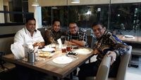 Momen Makan Abdul Gafur, Bupati Penajam Paser Utara Bersama Teman-teman