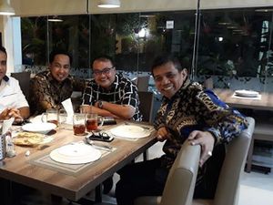 Momen Makan Abdul Gafur, Bupati Penajam Paser Utara Bersama Teman-teman Momen Makan Abdul Gafur, Bupati Penajam Paser Utara Bersama Teman-teman