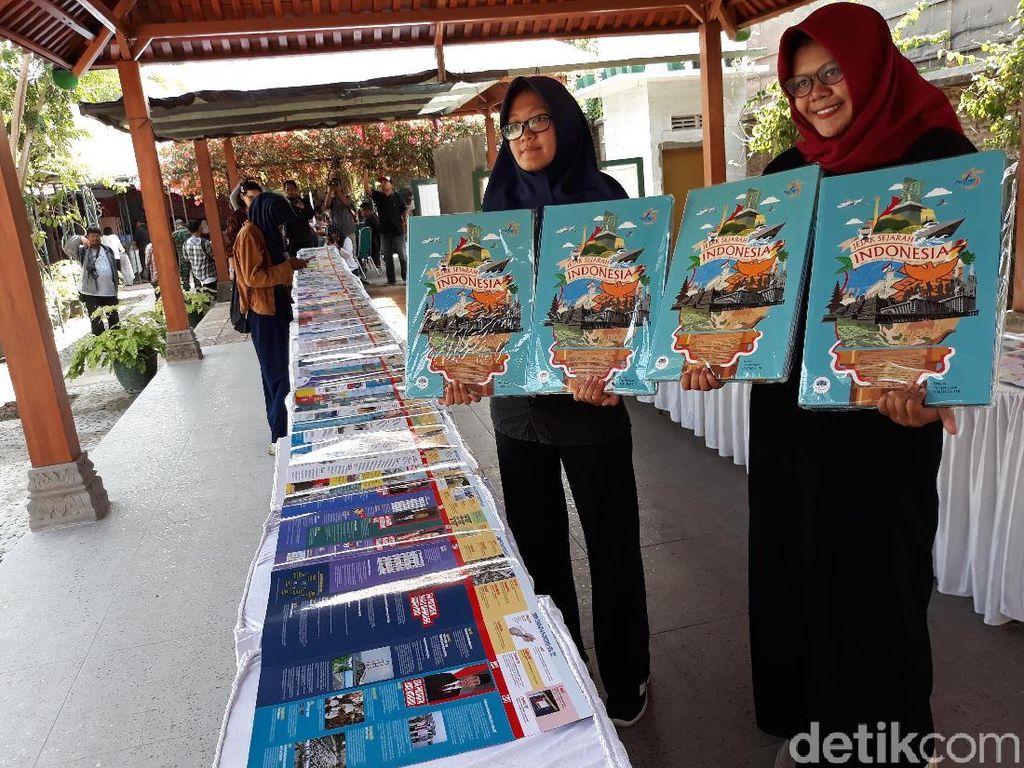 Unik! Buku Besar Sejarah Indonesia Ini Dicetak Sepanjang 11,73 Meter Unik! Buku Besar Sejarah Indonesia Ini Dicetak Sepanjang 11,73 Meter