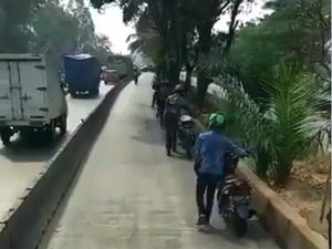 Sukurin! Terobos Jalur Busway Pemotor Nakal Disuruh Dorong Motor