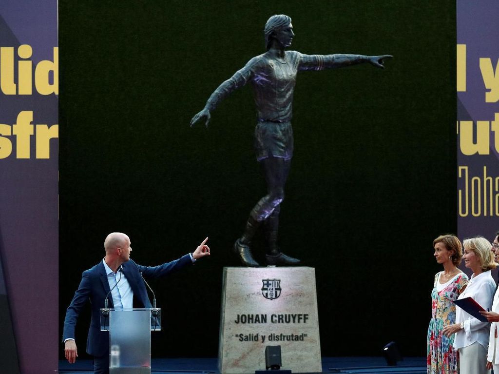 Barcelona Resmikan Patung Penghormatan untuk Johan Cruyff Barcelona Resmikan Patung Penghormatan untuk Johan Cruyff