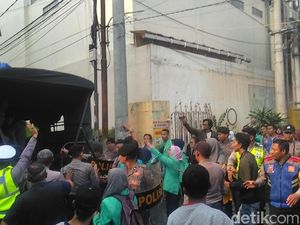 Demo Mahasiswa Stikes Abi Surabaya Ricuh, Satu Orang Diamankan