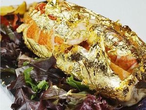 Bukan Berlapis Saus, Lobster Mewah Ini Disajikan dengan Emas Bukan Berlapis Saus, Lobster Mewah Ini Disajikan dengan Emas