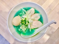 Super Unik! Ramen dengan Kuah Berwarna Biru di Tokyo
