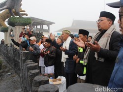 Warga Salat Minta Hujan dan Siramkan Zamzam di Tangkuban Perahu