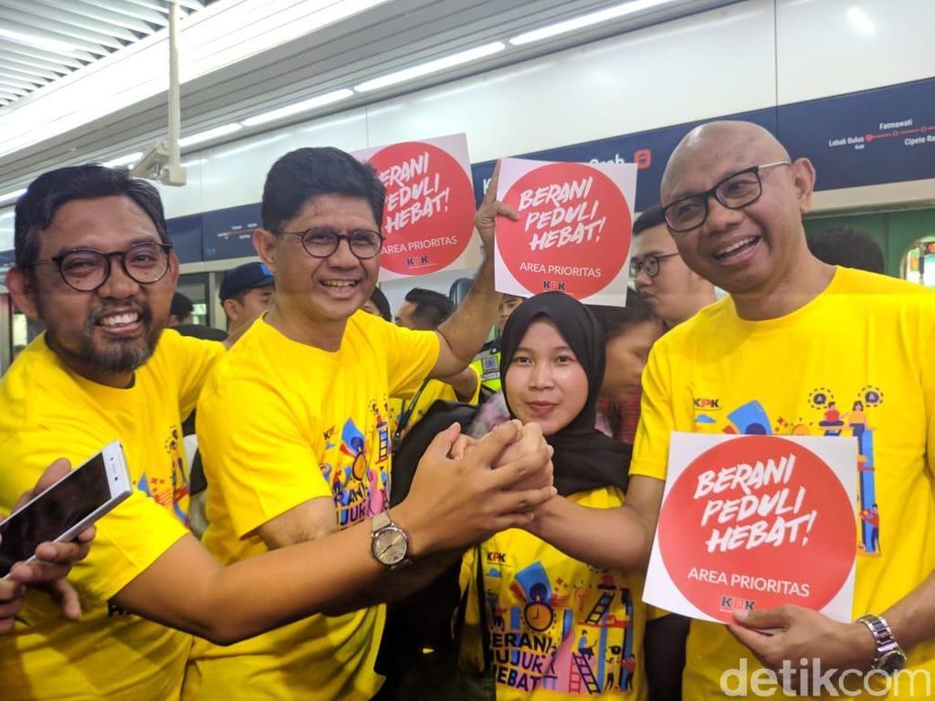 Kampanye Antikorupsi, KPK Pasang Stiker Berani Jujur Hebat di Gerbong MRT Kampanye Antikorupsi, KPK Pasang Stiker Berani Jujur Hebat di Gerbong MRT