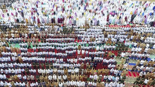 Ratusan Umat Muslim di Palembang Gelar Salat Minta Hujan