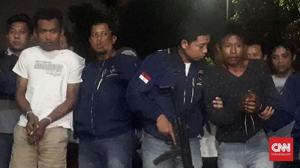 Dua eksekutor pembunuhan ayah dan anak di Sukabumi tiba di Mapolda Metro Jaya, Selasa (27/8). Keduanya bakal menjalani pemeriksaan intensif oleh penyidik Jatanras Ditreskrimum Polda Metro Jaya.