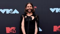Heboh Crosshijaber, Ini 7 Artis Pria yang Suka Pakai Baju Wanita