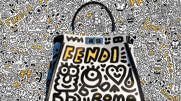 Tas peek-a-boo yang dicorat-coret Mr.Doodle.