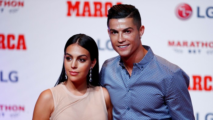 Soccer Football - Cristiano Ronaldo receives the MARCA Legend award - Reina Victoria Theater, Madrid, Spain - July 29, 2019   Cristiano Ronaldo poses with partner Georgina Rodriguez and the MARCA Legend award   REUTERS/Juan Medina