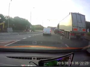 Kalau Kecelakaan di Putaran Kayak Gini, Siapa yang Salah Ya?