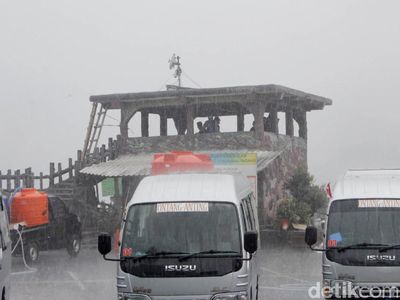Tangkuban Perahu Diguyur Hujan Deras Usai Doa Bersama