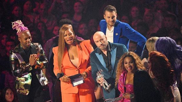 Salah Kasih Piala, Ternyata John Travolta Tak Tahu Taylor Swift