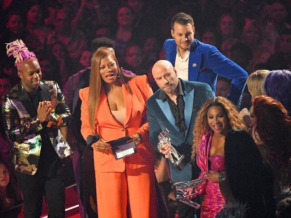 Salah Kasih Piala, Ternyata John Travolta Tak Tahu Taylor Swift