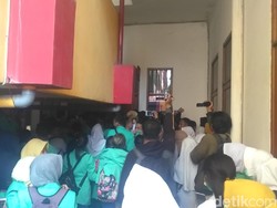 Protes Dugaan Penyelewengan Dana Kampus, Mahasiswa Stikes di Surabaya Demo