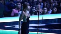Penampilan Syahdu Miley Cyrus di Perpisahan Slide Away