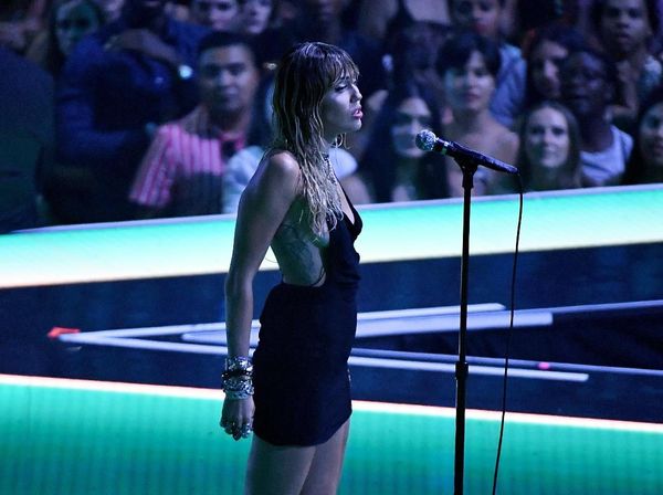 Penampilan Syahdu Miley Cyrus di Perpisahan Slide Away