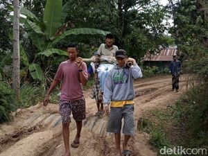 Akibat Jalan Rusak, Warga Gowa Ditandu 5 Km Menuju Puskesmas Akibat Jalan Rusak, Warga Gowa Ditandu 5 Km Menuju Puskesmas