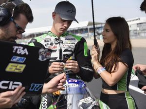 Viral Mekanik Ngamuk Tendang Pebalap Moto3, Aleix Espargaro Tak Terima!