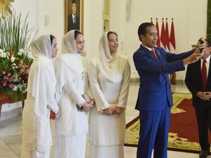 Saat Jokowi Selfie Bareng 3 Putri Cantik Raja Malaysia