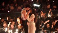 Shawn Mendes Cium Camila Cabello di Atas Panggung