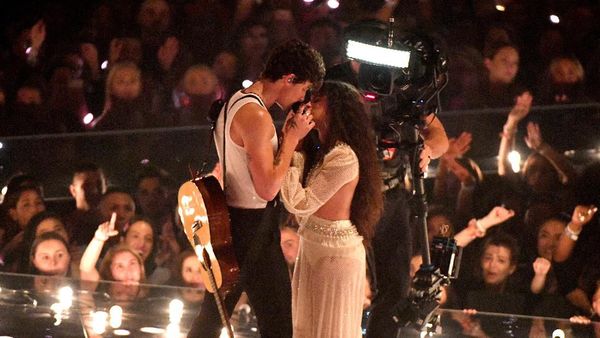 Shawn Mendes Cium Camila Cabello di Atas Panggung