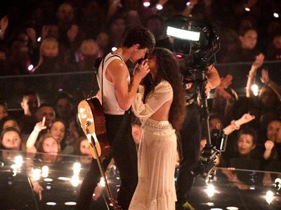 Shawn Mendes Cium Camila Cabello di Atas Panggung