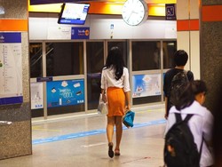 Influencer Jadi Kontroversi, Pose Seduktif di MRT Demi Konten