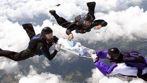 Aksi Kocak Menyetrika di Kondisi Ekstrem