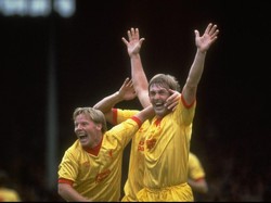Kenny Dalglish (kanan) hanya satu dari sedikit pemain yang juga sukses sebagai pelatih. Saat masih aktif sebagai permain, Dalglish sukses merebut 31 trofi juara bersama Celtic dan Liverpool di era 70an dan 80an termasuk enam trofi Liga Inggris dan tiga Liga Champions. Foto: Allsport / Getty Images
