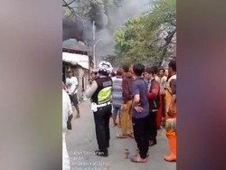 Kebakaran Melanda Permukiman Padat Penduduk di Kalideres