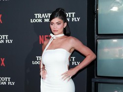 Kylie Jenner Dihujat Pose Pakai Kerudung Tapi Tanpa Celana