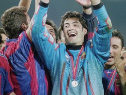 Vitor Baia menjadi satu-satunya kiper yang masuk daftar ini setelah mengumpulkan 30 titel juara selama 20 tahun. Baia meraihnya bersama Porto dan Barcelona. Di klub yang disebut pertama, Baia memenangi medali juara Liga Portugal 10 kali! Foto: Stu Forster / Getty Images