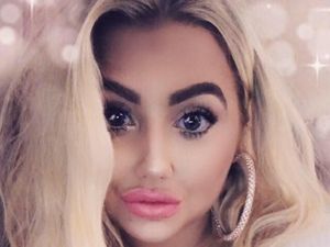 Malu Bukan Kepalang, Model Seksi Salah Kirim Foto Topless ke Sales Mobil