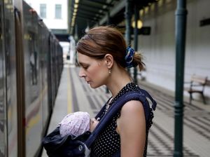 Cerita Wanita Menyusui Bayinya di Lantai Kereta karena Tak Diberi Kursi Cerita Wanita Menyusui Bayinya di Lantai Kereta karena Tak Diberi Kursi