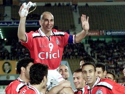 Dari Timur Tengah Hossam Hassan meraih total 36 trofi juara di tiga klub yang berbeda, yaitu Al-Ahly, Al Ain, dan Zamalek. Foto: Marwan Naamani / AFP