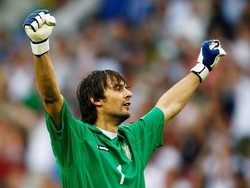 Mantan kiper internasional Ukraina Olexandr Shovkovskiy pensiun di usia 41 tahun pada Desember 2016. Selama 24 tahun berkarier, Shovkovskiy meraup 36 total gelar juara termasuk 14 kali menjuarai Liga Ukraina. Foto: Clive Mason / Getty Images