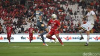 Duel kedua tim saling bergantian melancarkan serangan sepanjang 15 menit pertama di babak kedua. Persija mengancam lewat Simic dan bola-bola mati, di sisi lain PSM lewat Markkanen.