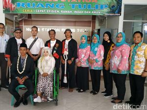 Bahagianya Pasangan Ini Meski Harus Menikah di Rumah Sakit Bahagianya Pasangan Ini Meski Harus Menikah di Rumah Sakit
