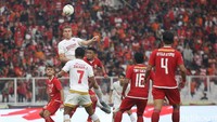 Peluang emas di dapat Simic pada menit ke-49. Dia berhasil mengecoh pemain PSM untuk kemudian melepaskan tembakan, namun bola masih sedikit melenceng dari gawang Rivky.